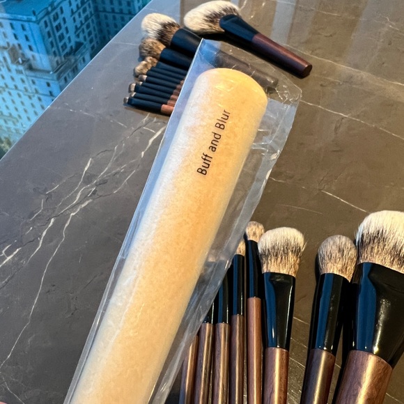 Chantecaille Makeup Brush - Picture 4 of 5
